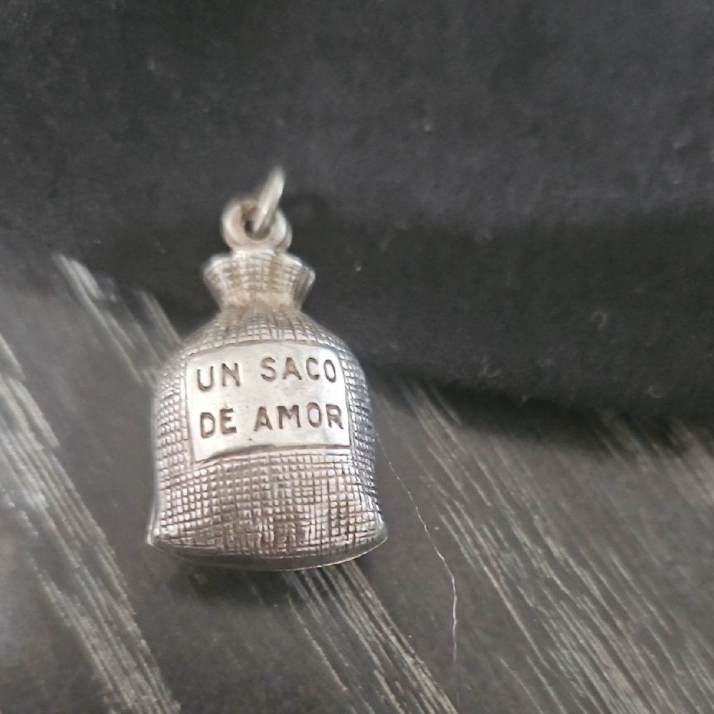 Silver 'Un Saco De Amor' Pendant